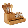 Organizer da cucina in bambù su sfondo bianco