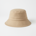 Cappello bucket hat beige su sfondo bianco