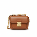 Borsa mini crossbody camel con catena dorata su sfondo bianco